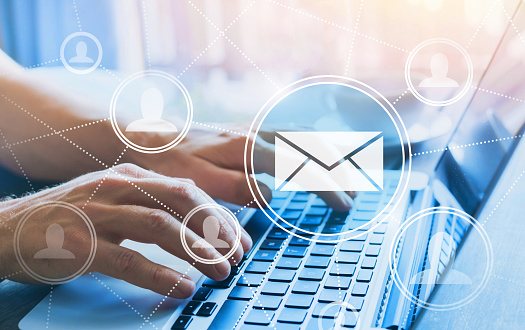 Hænder på en bærbar computer med symbol for e-mail og kontakt